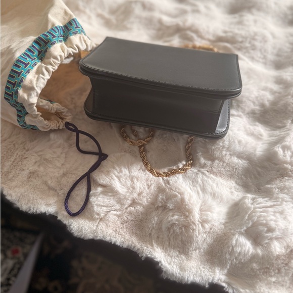 Tory Burch Black and Gold Crossbody Bag with Quilted Leather - Picture 10 of 15